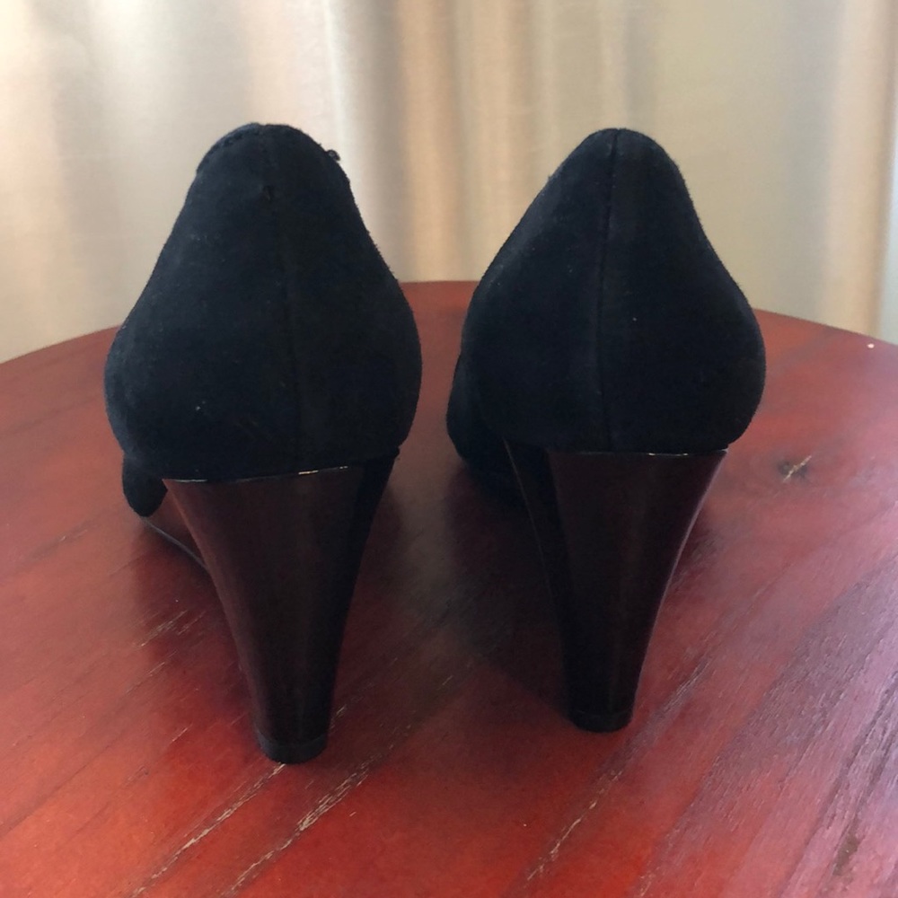 Tommy Hilfiger Black Suede/Patent Leather Wedge 6M - Picture 3 of 6